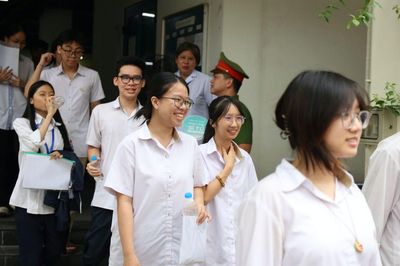 Thi tốt nghiệp THPT 2026: Sĩ tử phấn khởi sau bài thi môn Văn, tự tin đạt điểm 9