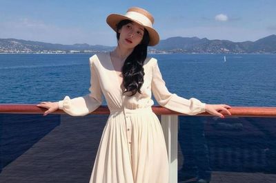 Song Hye Kyo gây sốt với nhan sắc như búp bê trên du thuyền sang trọng