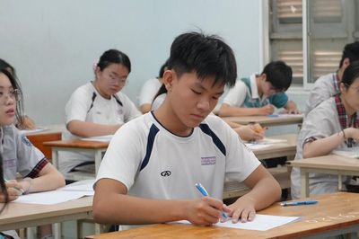 Thi tốt nghiệp THPT 2026: Nhiều thí sinh tại TPHCM 'than' đề thi Ngữ văn khó