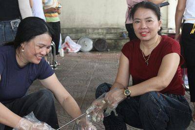 Thi tốt nghiệp THPT 2026: Người dân chung tay, mời 300 thí sinh 'ăn cỗ' ngay sau môn thi đầu tiên