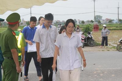 Thi tốt nghiệp THPT 2026: Thí sinh bắt đầu làm bài thi môn Toán