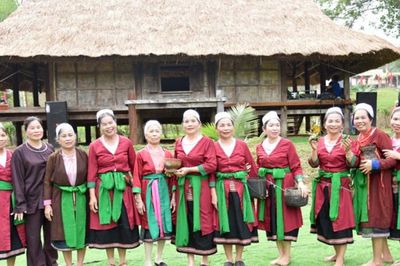 Mộc mạc trang phục truyền thống dân tộc Thổ