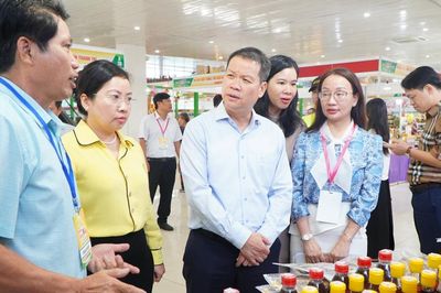 Chủ tịch UBND thành phố Đà Nẵng Nguyễn Mạnh Hùng thăm Hội chợ hàng Việt Đà Nẵng 2026
