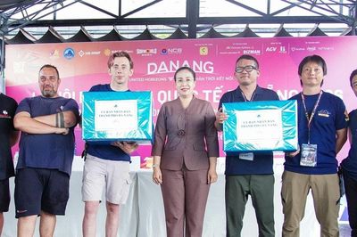 Lãnh đạo thành phố Đà Nẵng thăm, động viên các đội pháo hoa trước đêm thi thứ 3
