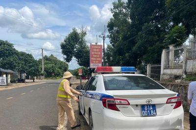 Thí sinh quên giấy báo dự thi được CSGT dùng xe chuyên dụng chở về nhà lấy