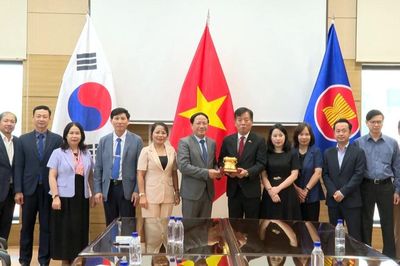 Chủ tịch UBND tỉnh Phạm Anh Tuấn thăm, làm việc với Đại sứ quán Việt Nam tại Hàn Quốc