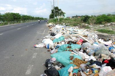 Đổ rác bừa bãi ra bên đường