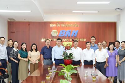 Lãnh đạo Trường Đại học Luật TP. Hồ Chí Minh chúc mừng Báo và Phát thanh, Truyền hình Khánh Hòa