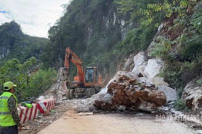 Phân luồng giao thông để sửa chữa vị trí hư hỏng mặt đường do sạt lở đá tại đường tỉnh 234D