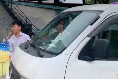 Công an xã Đông Cuông kịp thời hỗ trợ thí sinh đến điểm thi đúng giờ