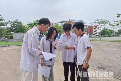Thí sinh Ninh Bình hoàn thành bài thi môn Ngữ văn Kỳ thi Tốt nghiệp THPT năm 2026