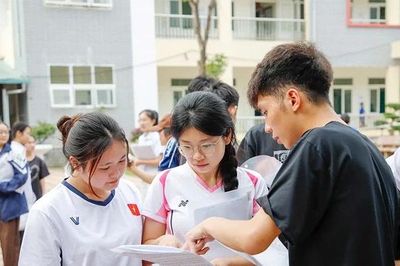 315 thí sinh tại Hội đồng thi tốt nghiệp trường THPT Đà Bắc phấn khởi sau khi hoàn thành thi môn Toán