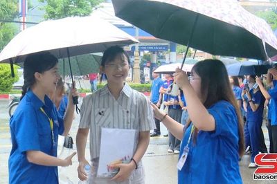 Hơn 450 thí sinh điểm thi Trường THPT Chuyên Sơn La bước vào môn thi đầu tiên