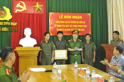 Bộ trưởng Bộ Công an tặng Bằng khen cho Tổ bảo vệ an ninh, trật tự thôn Sảng Lủng
