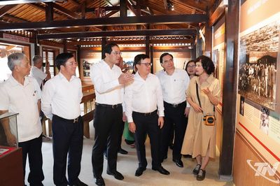 Dâng hương tri ân các thế hệ nhà báo cách mạng tại Trường dạy làm báo Huỳnh Thúc Kháng