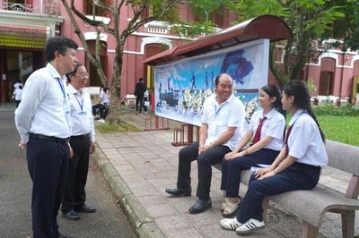 Lãnh đạo thành phố kiểm tra, động viên thí sinh trước giờ thi tốt nghiệp trung học phổ thông