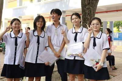 Tự tin vượt 'vũ môn', hơn 142.000 thí sinh TP.HCM bước vào ngày thi đầu tiên