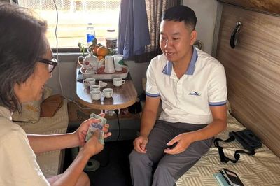 Tiếp viên tàu SNT4 trả lại 25 triệu đồng và giấy tờ quan trọng cho hành khách