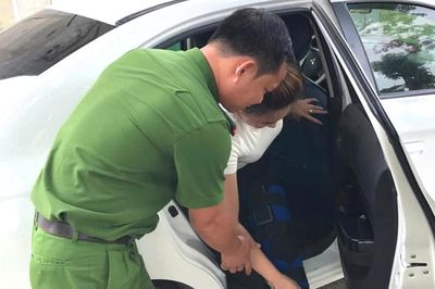 Thanh Hóa: Công an xã đưa đón nữ sinh gãy xương đùi đến điểm thi tốt nghiệp