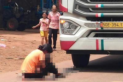 Đắk Lắk: Va chạm xe tải khi đi bộ qua đường, bé 3 tuổi tử vong thương tâm