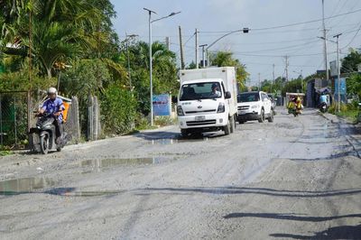 Khẩn trương sửa chữa hư hỏng mặt đường QL30 đi cửa khẩu Dinh Bà