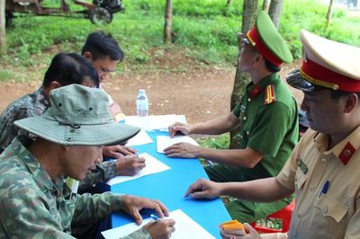 Lâm Đồng: Tuyên truyền, ký cam kết bảo đảm an toàn giao thông với chủ xe máy kéo nhỏ