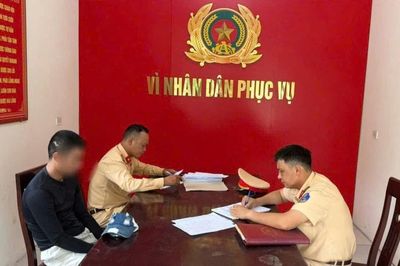 Nghệ An: Xử lý thanh niên điều khiển mô tô buông hai tay, đánh võng trên quốc lộ 1A