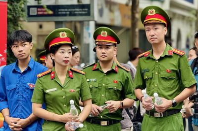 Những hình ảnh ấm áp bên ngoài phòng thi tốt nghiệp THPT 2026