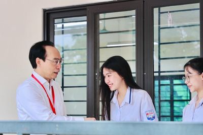 Bộ trưởng Hoàng Minh Sơn động viên thí sinh trước giờ thi môn đầu tiên