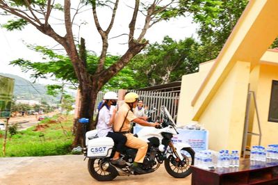 Lâm Đồng: Công an sử dụng xe mô tô đặc chủng đưa thí sinh đến điểm thi
