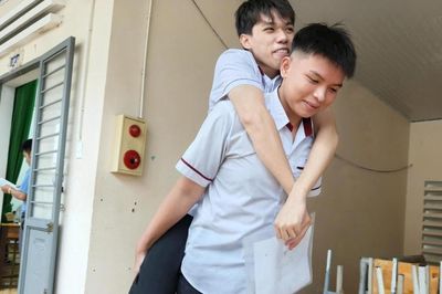 Cõng bạn đến phòng thi