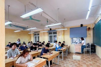 Vĩnh Long: Một thí sinh bị đình chỉ thi vì dùng ChatGPT nhờ giải đề Văn
