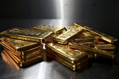 Giá vàng thế giới hồi phục nhẹ, áp lực từ lãi suất vẫn hiện hữu