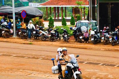 Công an xã biên giới đưa thí sinh tới phòng thi phút chót