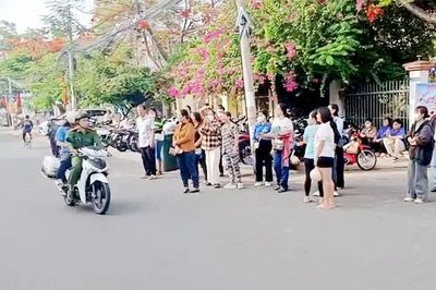 Công an phường Châu Đốc đến tận nhà đưa thí sinh ngủ quên đi thi