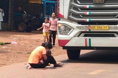 Mẹ bất cẩn để con chạy qua đường, bé trai 3 tuổi bị xe tải cán tử vong