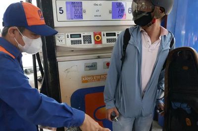 Giá xăng dầu giảm, dầu diesel giảm gần 1.000 đồng/lít