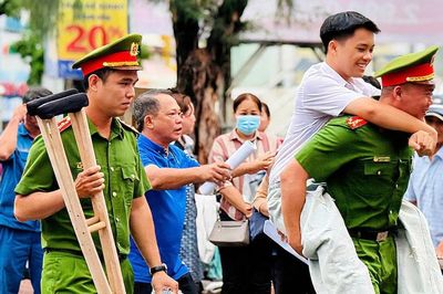 Công an hỗ trợ cõng thí sinh đến tận phòng thi