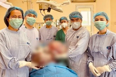 Bé gái mang hai khối u buồng trứng khổng lồ gần 15kg