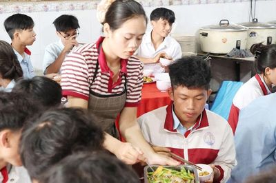 Ấm lòng 'Bữa cơm 0 đồng' cho sĩ tử vùng sâu, vùng xa