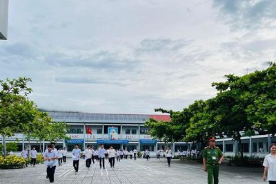 Thông tin sự cố đề thi và việc thí sinh sử dụng điện thoại