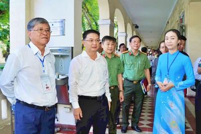 Lãnh đạo UBND Thành phố Hồ Chí Minh động viên thí sinh dự thi tốt nghiệp trung học phổ thông