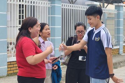 Những 'điểm tựa' đồng hành thầm lặng cùng sĩ tử vượt vũ môn