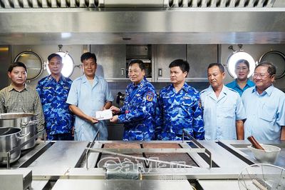'Anh nuôi' trên tàu Cảnh sát biển