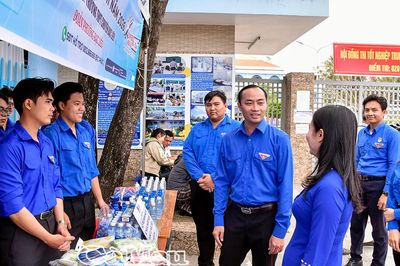 Sắc áo xanh 'tiếp lửa' trường thi