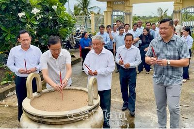Dâng hương tưởng niệm cố Thủ tướng Võ Văn Kiệt