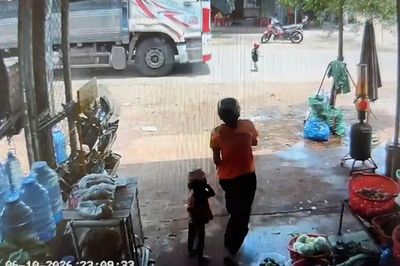 Bé trai 3 tuổi chạy qua đường, bị xe tải cán tử vong: Camera ghi lại khoảnh khắc đau lòng
