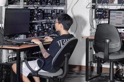 Trong bóng tối thuật toán: Bài 2: 'Phone farm' và nền kinh tế ngầm của tương tác ảo