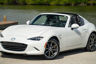 Mẫu xe mui trần Mazda MX-5 RF nhận cọc tại Việt Nam