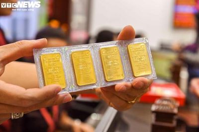 Vì sao giá vàng liên tục giảm sốc?